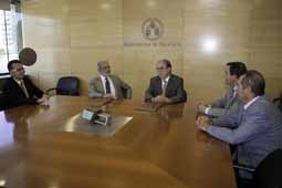 Esteban Morcillo i Vicente Roda, durant la firma del conveni.